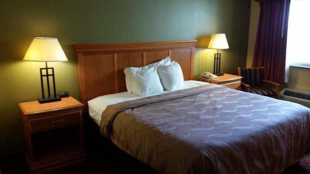 Rodeway Inn South Hutchinson Esterno foto